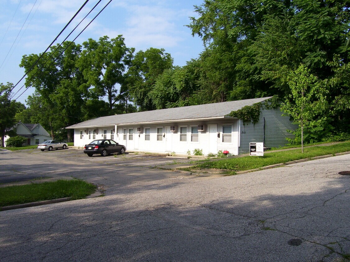 Building Photo - 713 W 12th St