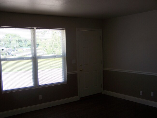 living room - 208 E Vincent Ct