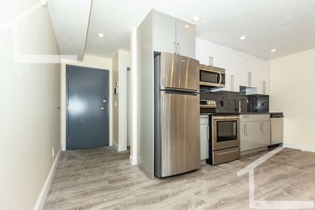 Building Photo - Spacious 1-Bedroom with Patio & Modern Fin...