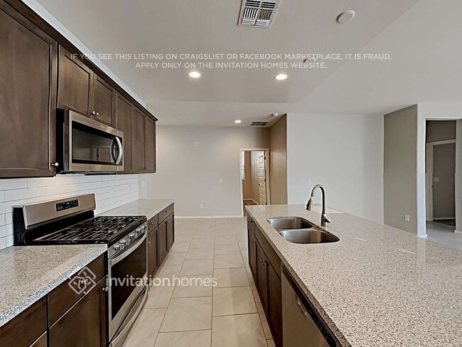 Foto del edificio - 39997 W Jenna Ln