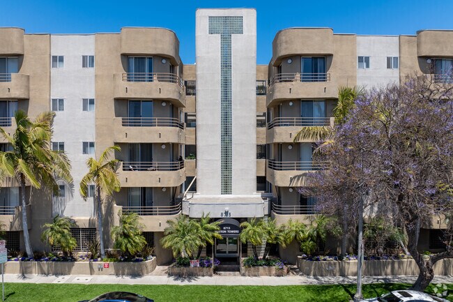 Fotografía del edificio - 8715 Burton Way - Urban Feel Charming 2 bed 2 bath