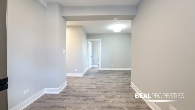 Foto del edificio - 505 W Belmont Ave