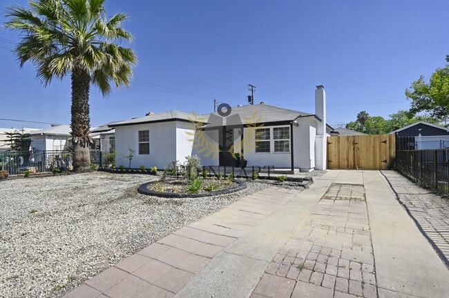 Building Photo - 1584 N Carruth Ave