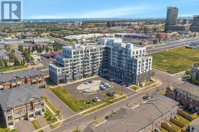 Photo du bâtiment - 412 Silver Maple Rd