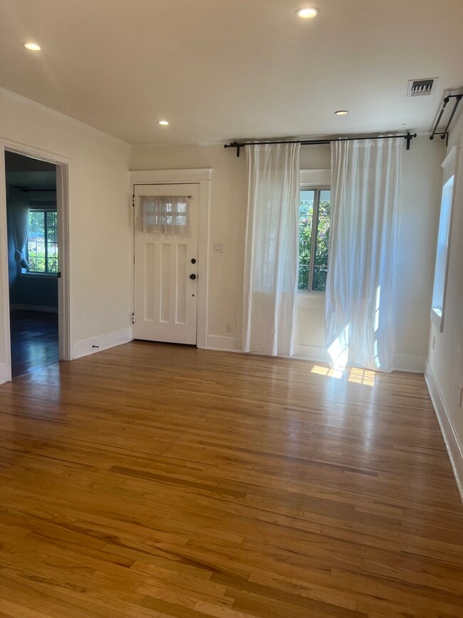 Entrance to living room - 5152 Stratford Rd