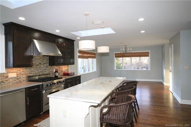 Building Photo - 950 Rock Rimmon Rd