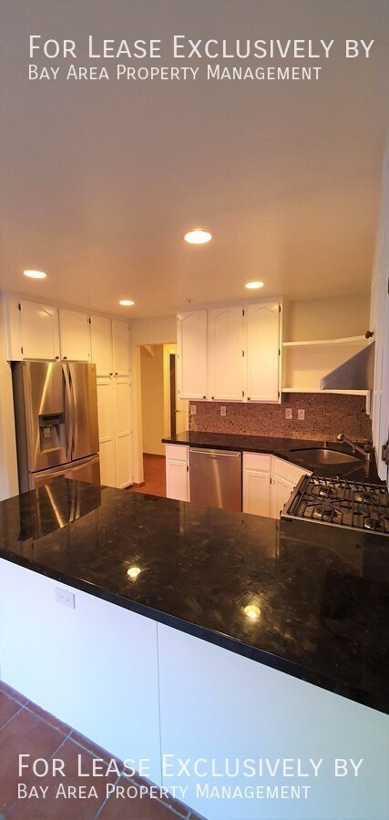Building Photo - Lovely 3BR/2.5 BA in central location - pr...