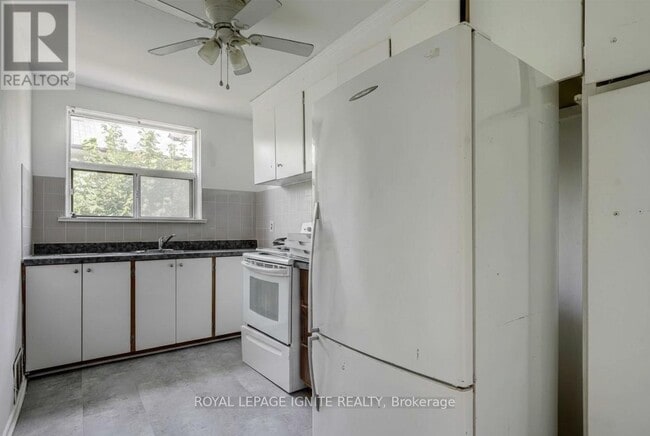 Photo du bâtiment - 573A Birchmount Rd