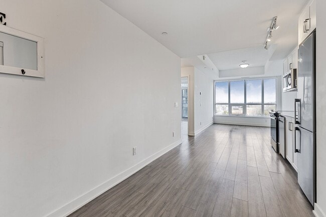 Building Photo - 681 Yonge St