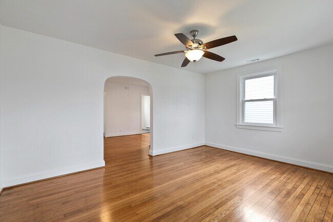 Foto del edificio - 2629 Dellrose Ave