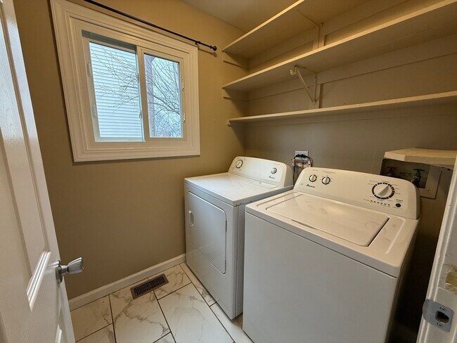 Building Photo - 2152 Mallard Ln