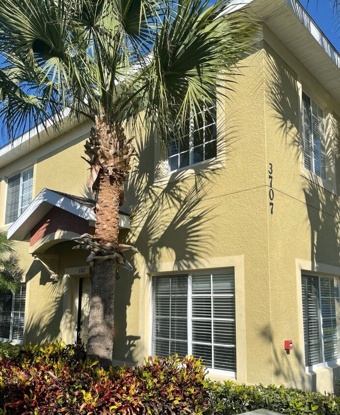 Foto principal - Gorgeous 3 Bedroom 2.5 Bath Townhome in La...