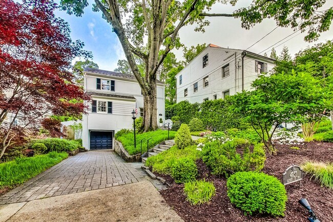 Foto del edificio - COMING SOON - Stunning 4 bed + 2 full & 2 1/2 bath Classic in NW DC