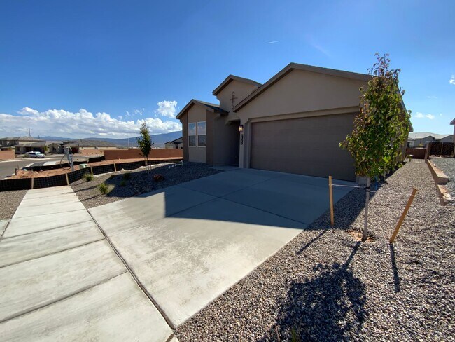 Building Photo - 3 Bedroom Single Story New Build in Lomas ...