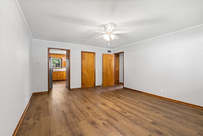 Building Photo - Young Street Duplex