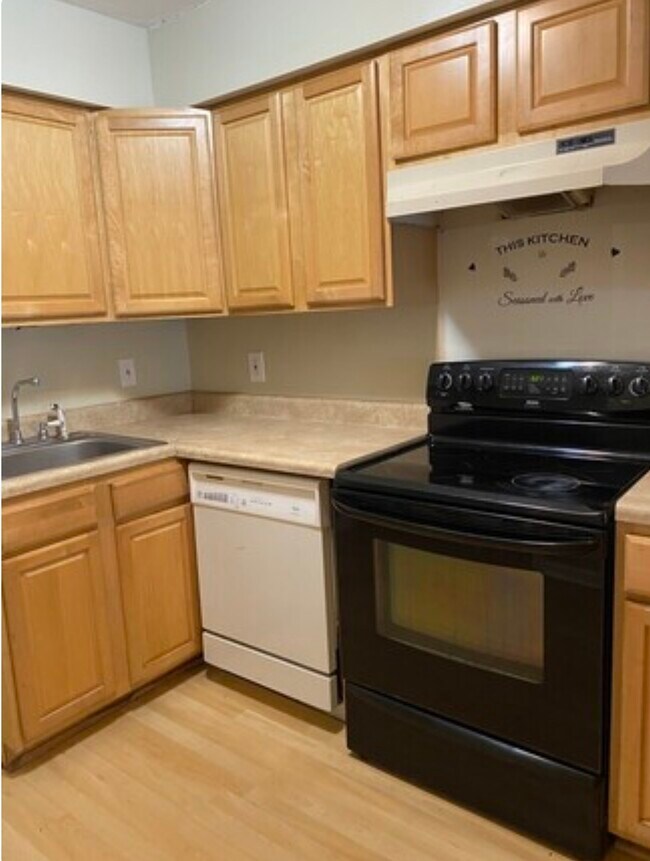 Kitchen - 528 Wilson St N