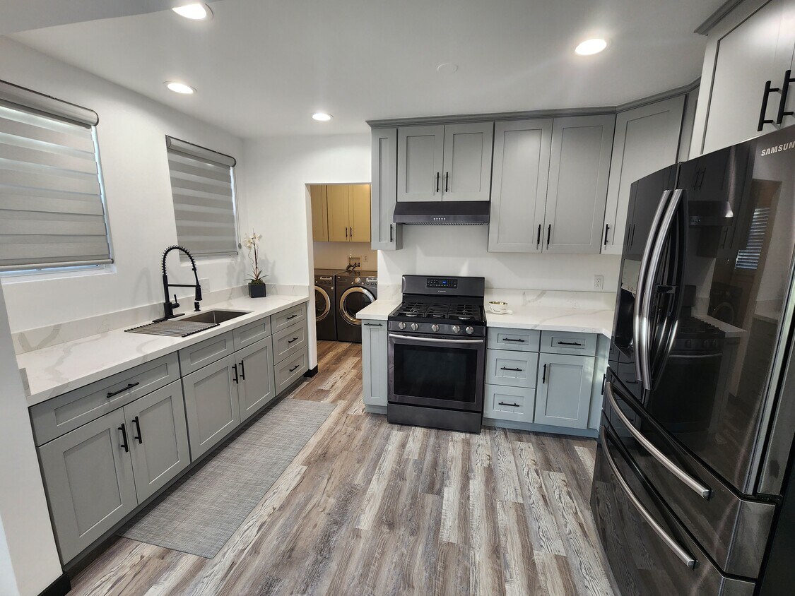 Foto principal - 775 N Heliotrope Dr