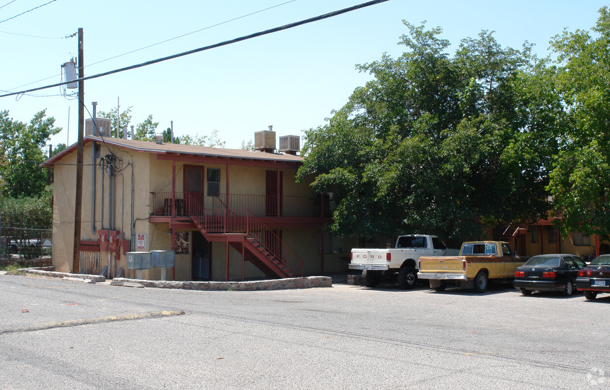 Primary Photo - Town & Country Apartments