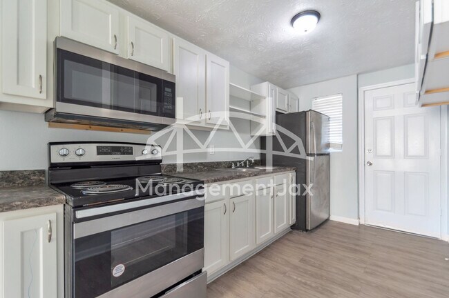 Foto del edificio - 4452 Bedivere Rd