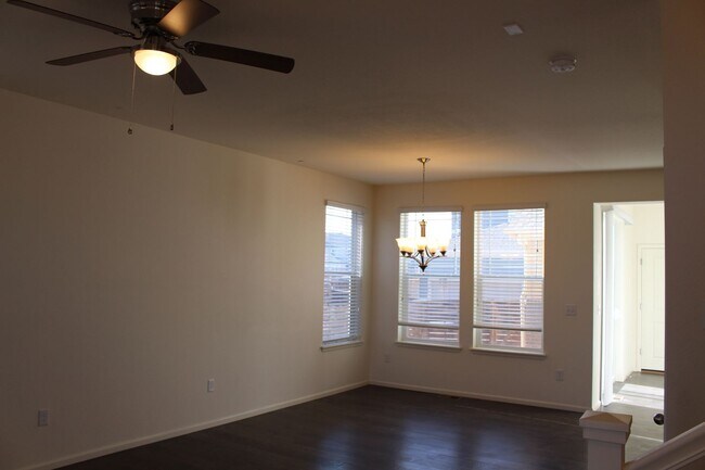 Building Photo - Move-In Ready Townhome with Open Space Vie...