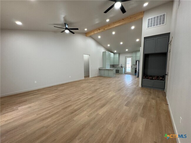 Foto del edificio - 318 Warehouse Rd