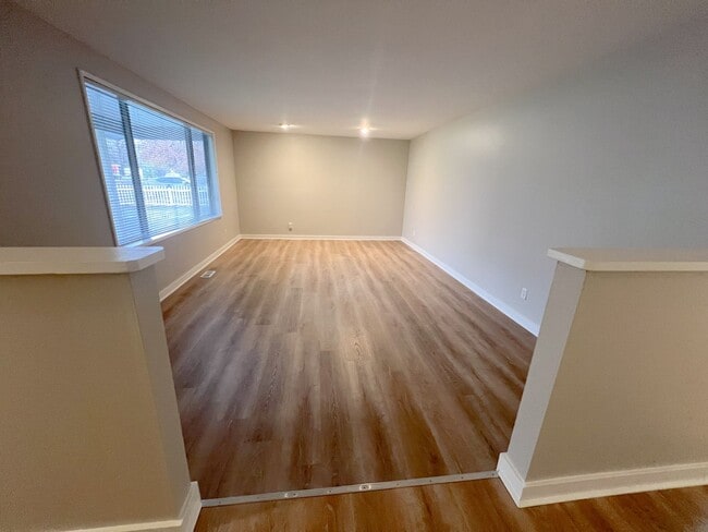 Foto del edificio - 3 Bedroom, 2 bath 1836 sqft House in Sunset Village