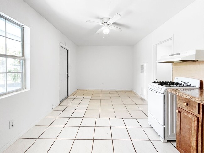 Foto del edificio - 10464 106th Ave N