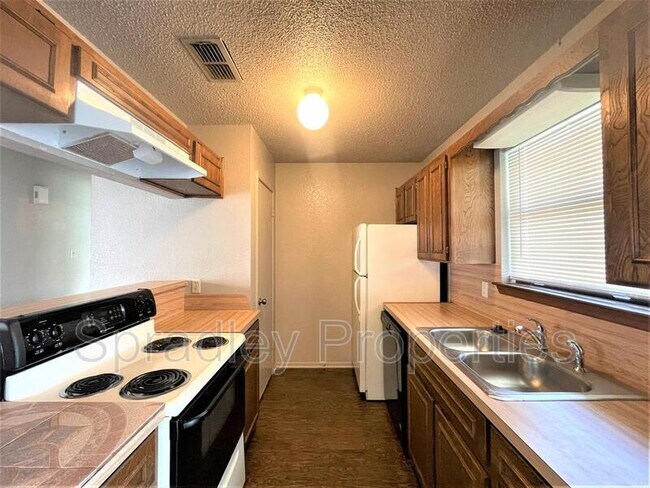 Building Photo - 1714B Iris Cir