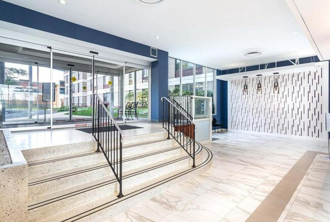 Entrada del edificio - 4600 Duke St