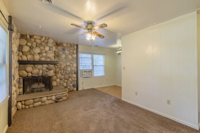 Foto del edificio - Cozy House With Great Yard Space!