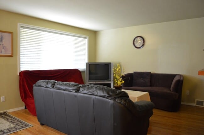 Building Photo - Updated Clyde Hill Home with Spacious Livi...