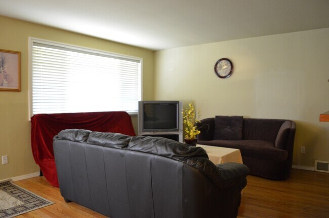 Foto del edificio - Updated Clyde Hill Home with Spacious Livi...