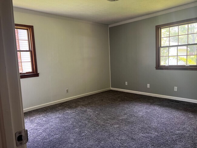 Building Photo - 5001 Pineview Dr