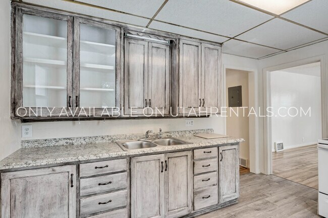 Building Photo - 465 W 300 S
