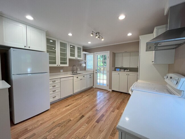 Foto del edificio - Updated 2 Bedroom Cottage with Hardwood Fl...