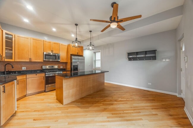 Photo - 1327 W Walton St (Chicago, IL) Apartment