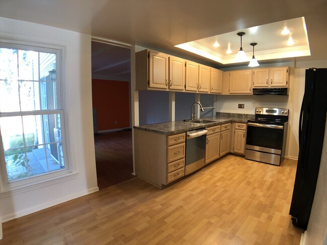 Building Photo - Large 4 BR 2.5 BA townhouse. Garage!