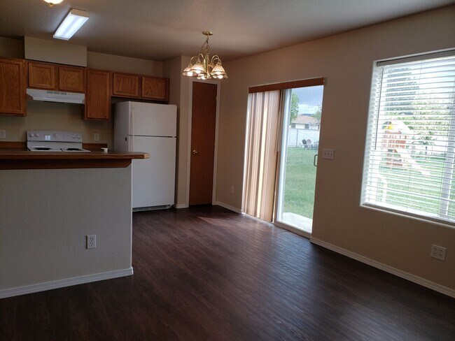Foto del edificio - Wonderful Updated 3 bedroom 2 Bath 3 level Duplex in Post Falls.