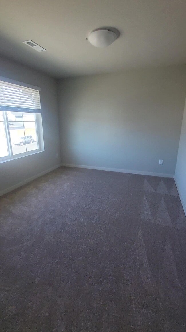 Building Photo - 20683 NE Town Dr