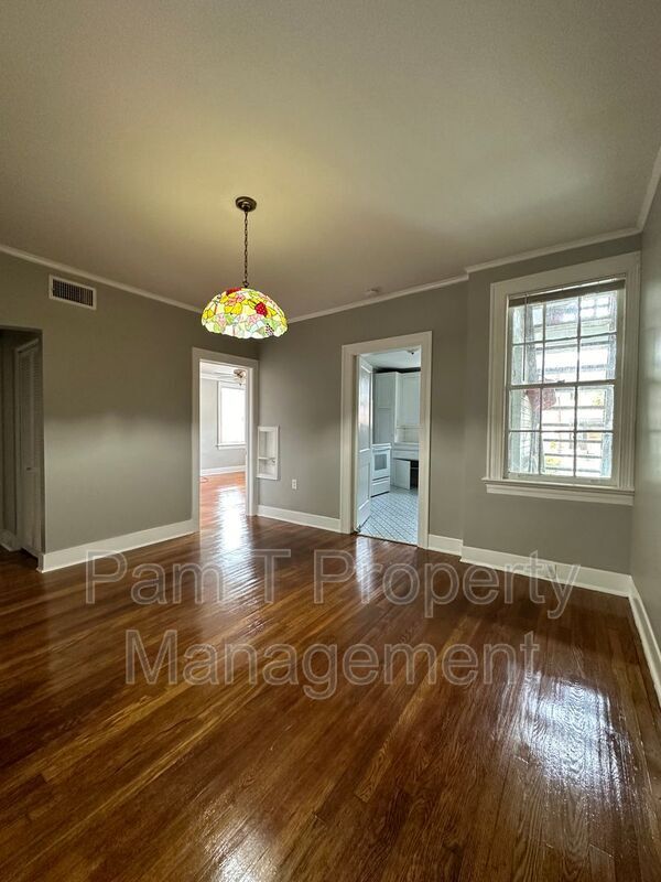 Building Photo - 740 E 45th St