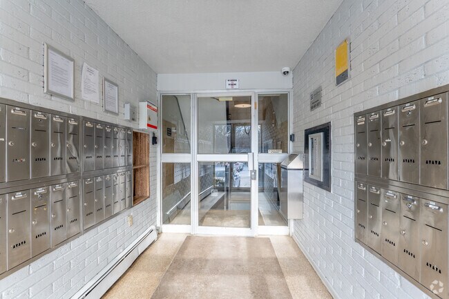 Hall d'entrée - 139 Christopher Drive, 205 Champlain Blvd, 215 Champlain Blvd