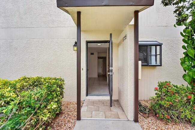Foto del edificio - 5735 Gardens Dr