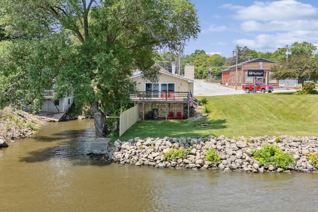 Building Photo - 403 River Dr