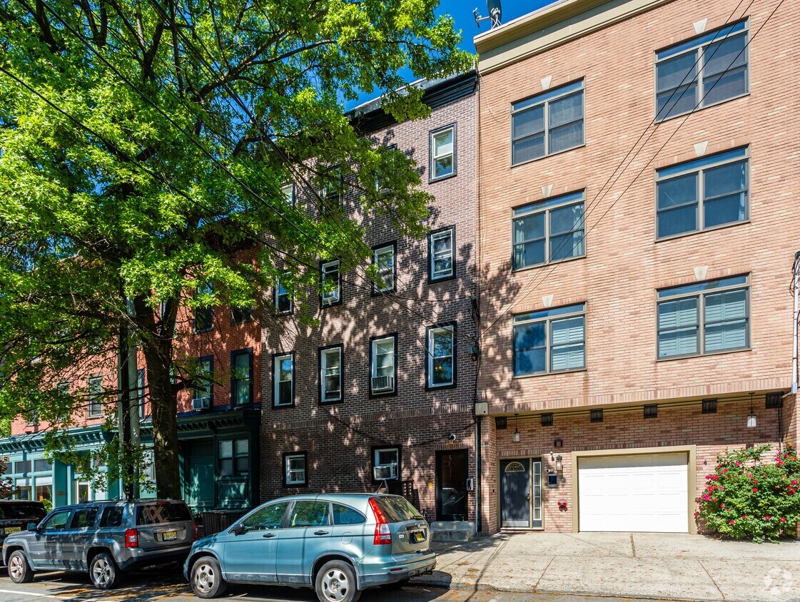 Primary Photo - 104 Jefferson St