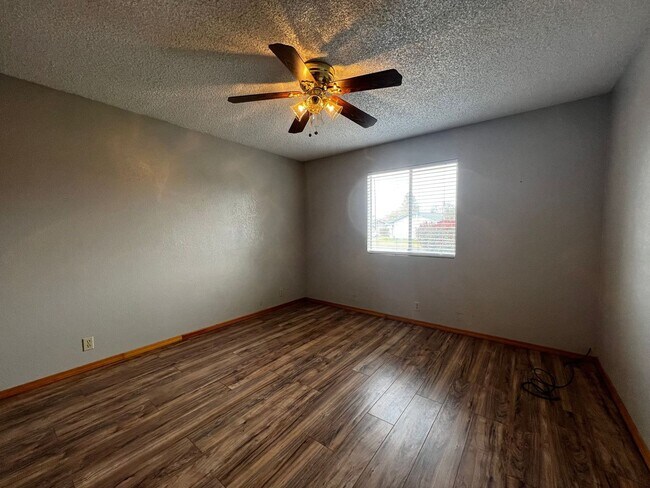 Foto del edificio - 3 Bedroom 1 bath Large Backyard