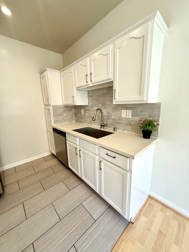 Building Photo - 11565 Riverside Dr