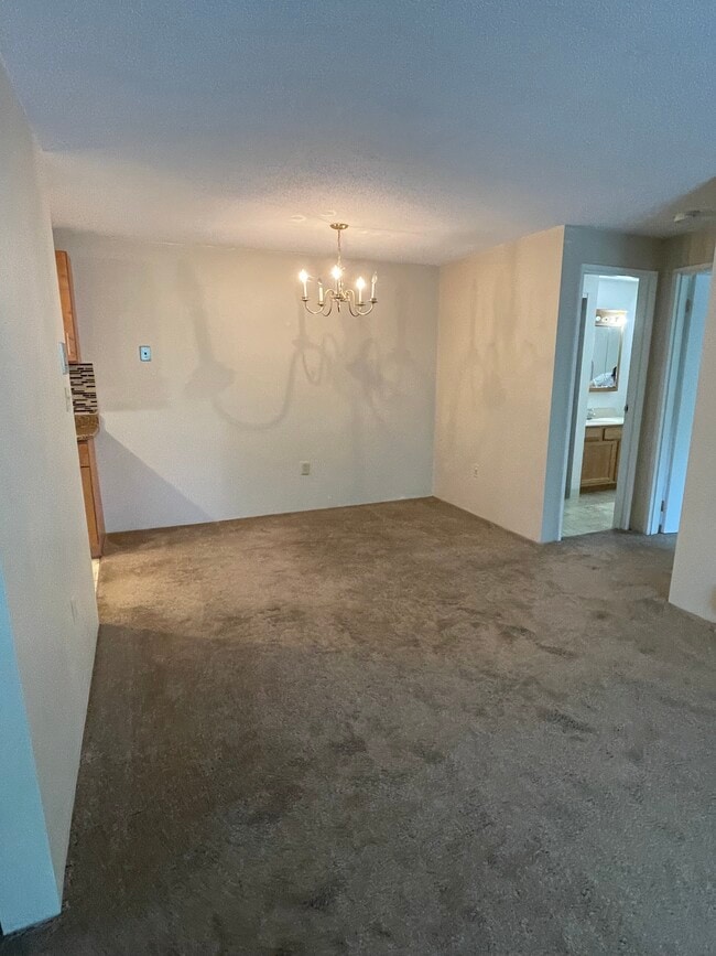 Foto del edificio - 13 Village Rock Ln