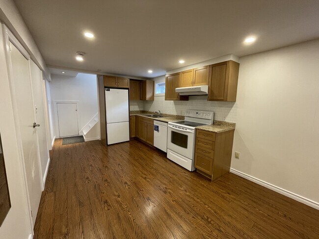 Cuisine et entrée - 2634 Widemarr Rd