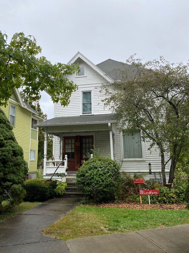 Primary Photo - 211 Willow Ave