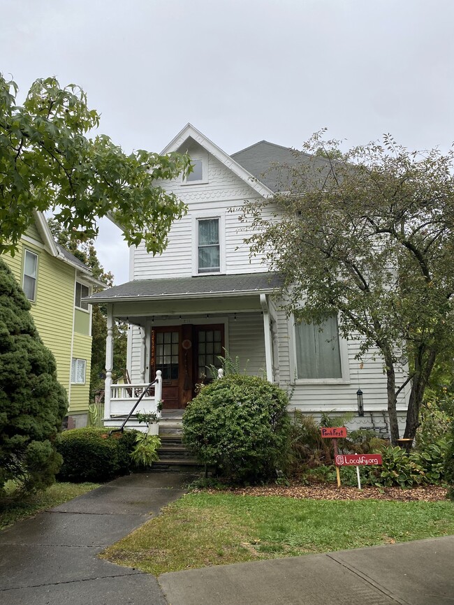 Building Photo - 211 Willow Ave